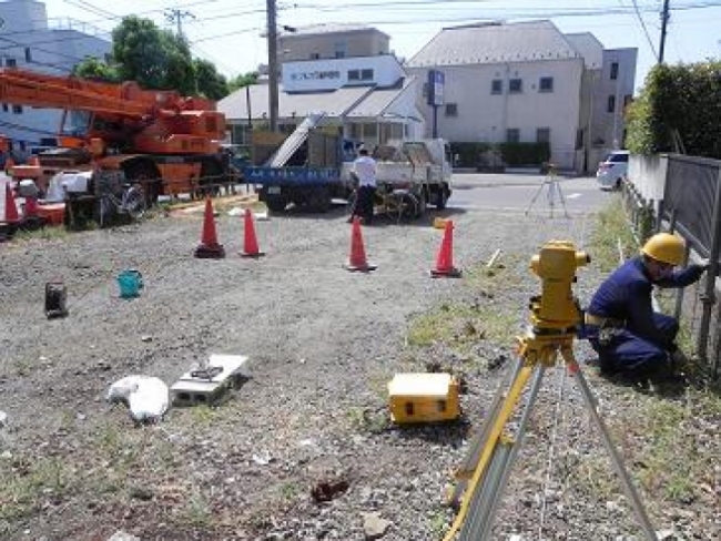 現況敷地　地縄張り作業